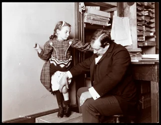 Professor Atkinson, een Engelse bottenzetter, met een jonge vrouwelijke patiënt, 1898